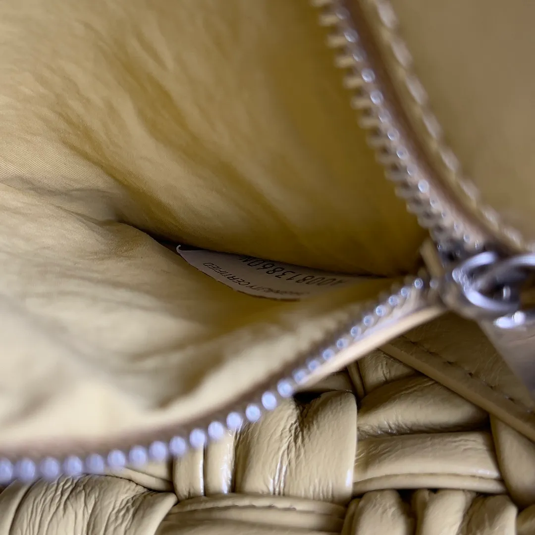 Batch 2360 BOTTEGA VENETA's new RUMPLE MESSENGER handbag and crossbody bag. Same style for men and women. Silk scarf pleated weaving technology, very artistic beauty. Good-looking bags for both men and women. Inverted triangle metal buckle. Stylish and stylish. The pleated technology feels great. Adjustable length. Can be worn on one shoulder or crossbody. Ribbon weaving + the latest rumple bag type is different from the traditional small square and large square weaving. This weaving method enhances the delicacy and luster of the leather by amplifying the texture of the leather. It subverts the tradition with a new technique and gives the woven bag a new image. The most luxurious craftsmanship. Practical and versatile. Only by wearing it yourself can you experience its lightness and comfort. Style number: 787113 Size: 21*14*5cm